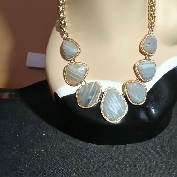 Banana Republic Gray Agate Statement Bib Necklace Gold Tone - Picture 3 of 9